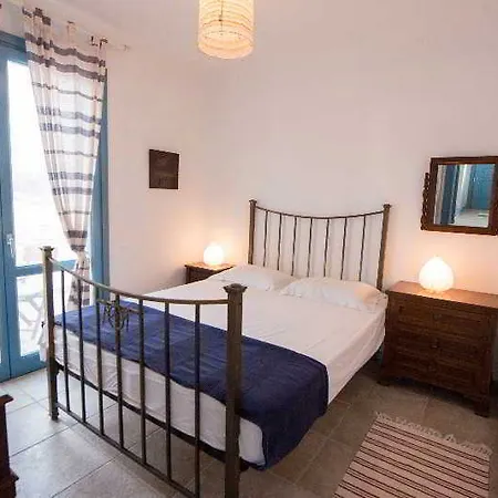 מלון Aloustina 4*